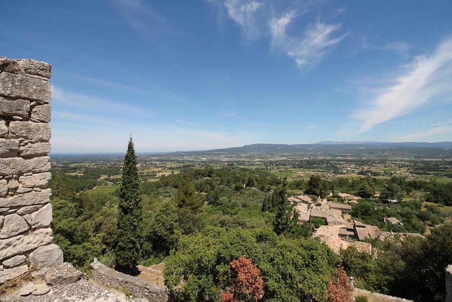 Staying in the Luberon region of France you are surrounded by many beautiful vistas, but one of the best is found by walking up to the old medieval village of Oppède le Vieux.
Looking back you can see across the valley and the other hilltop towns of the region (Gordes & Roussillon) poking out from the valley floor.
#lifeatexpedia