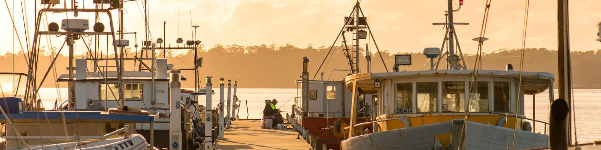 St. Helens das einen Bootfahren, Bucht oder Hafen und Sonnenuntergang