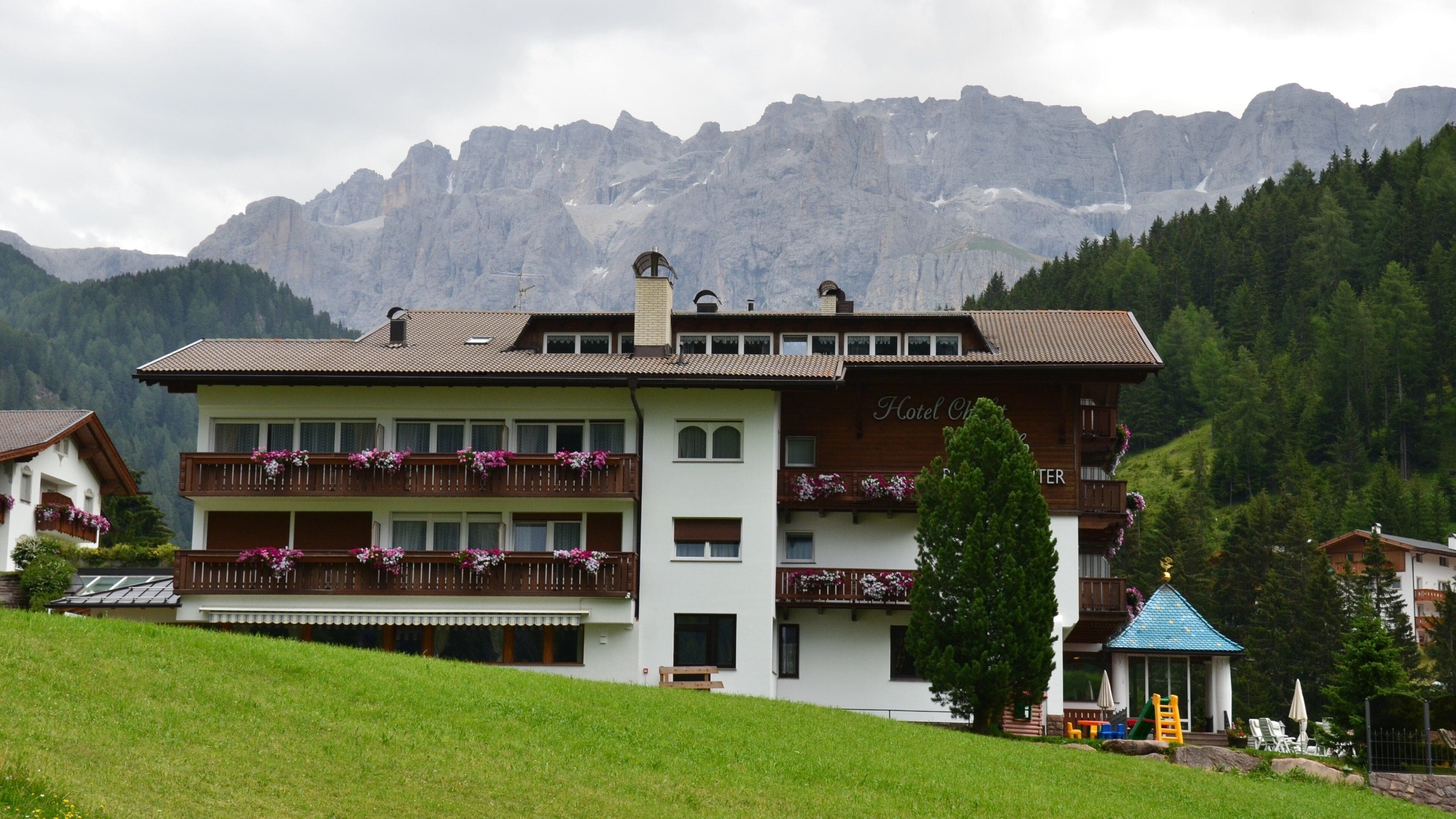 Selva di Val Gardena which includes a park