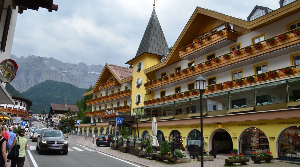 Selva di Val Gardena mettant en vedette scĂšnes de rue