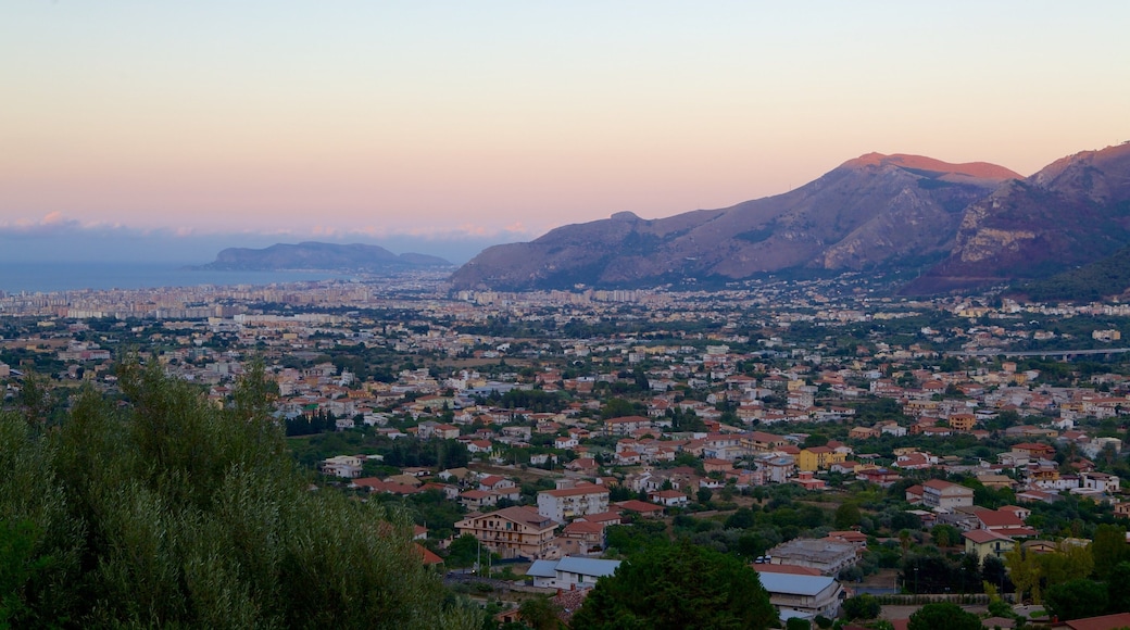 Monreale inclusief een stad en een zonsondergang