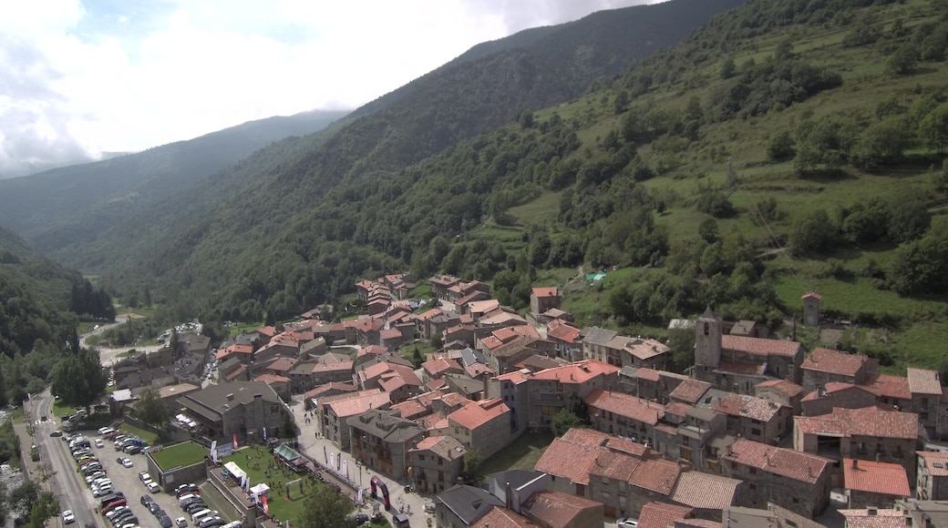 Setcases desde el aire. Pueblo de Gerona en Cataluña, España. Fotografia con Drone
