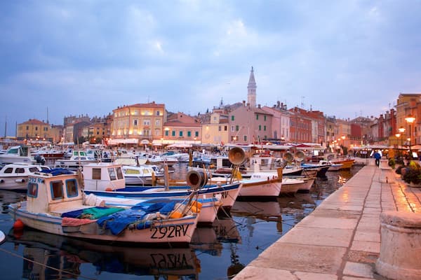 Istrien welches beinhaltet bei Nacht, Bucht oder Hafen und Marina