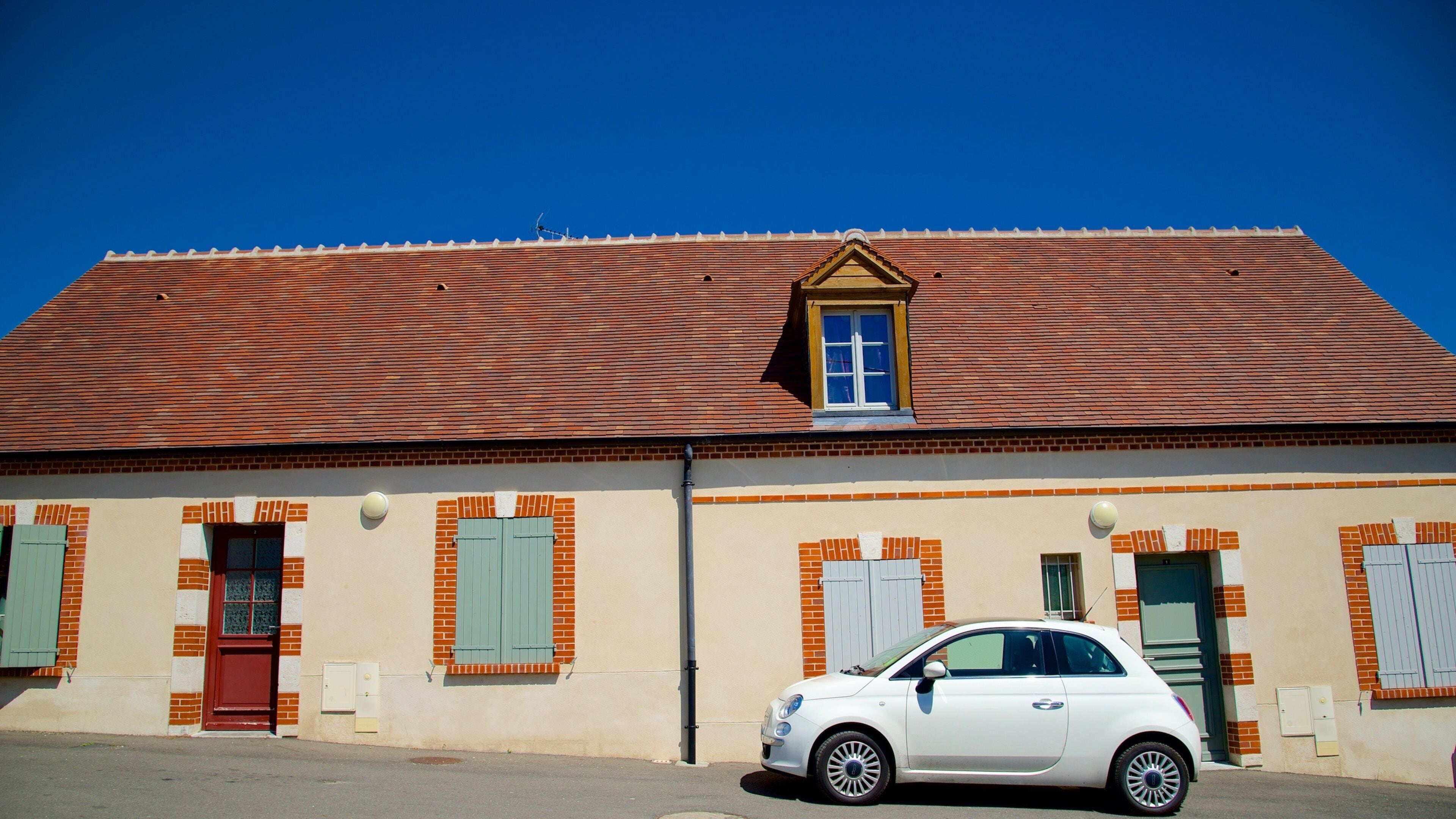 La Ferte-Saint-Aubin 呈现出 房屋 和 小鎮或村莊