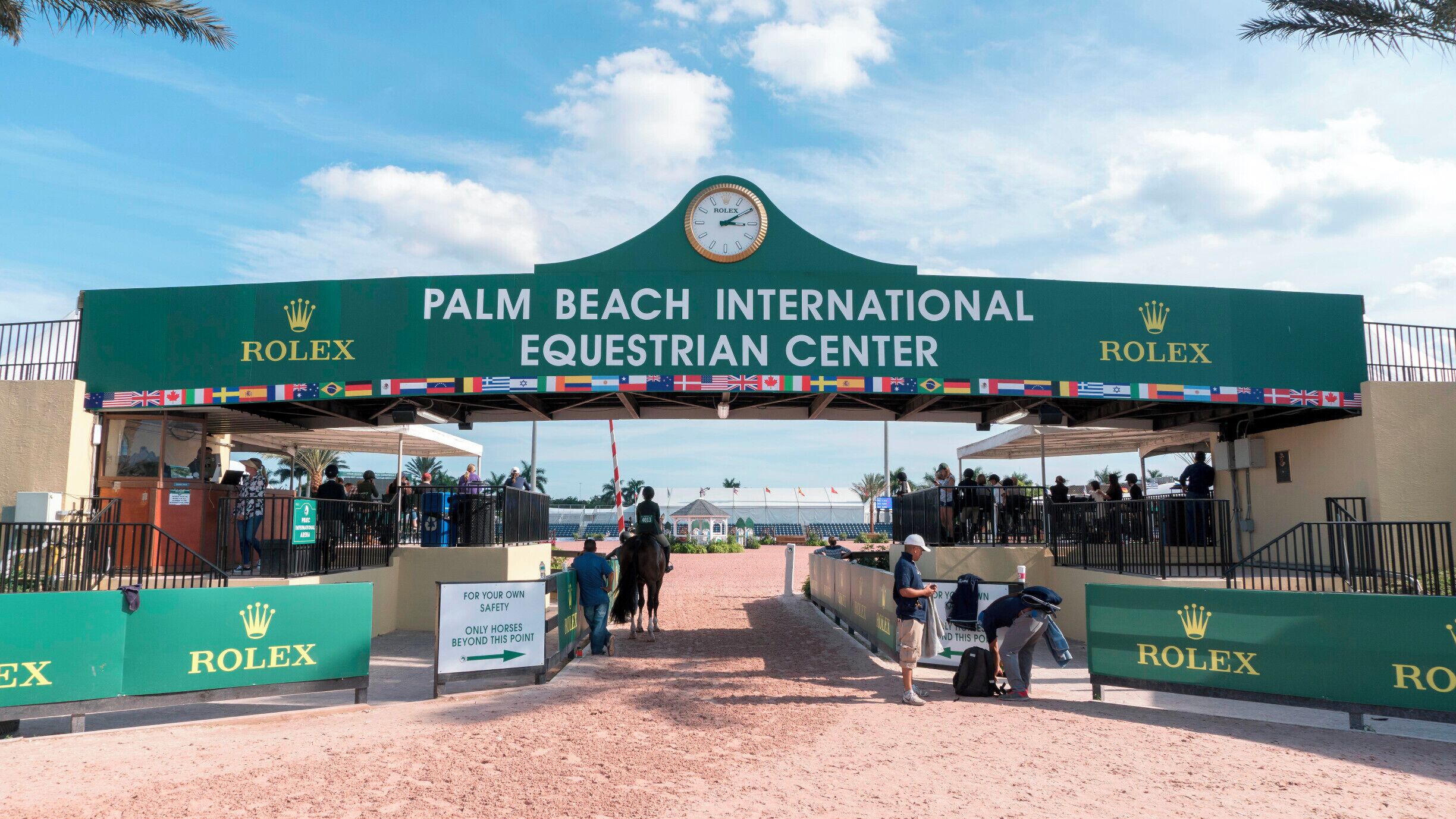 The  Main  Show  Grounds  house  256  permanent  stalls, wash racks, horse trails, pedestrian paths, and golf  cart  tracks,  along  with  dedicated  shopping areas  like  Vendor  Village,  Hunter  Hill,  The  Bridge, and International Shoppes.