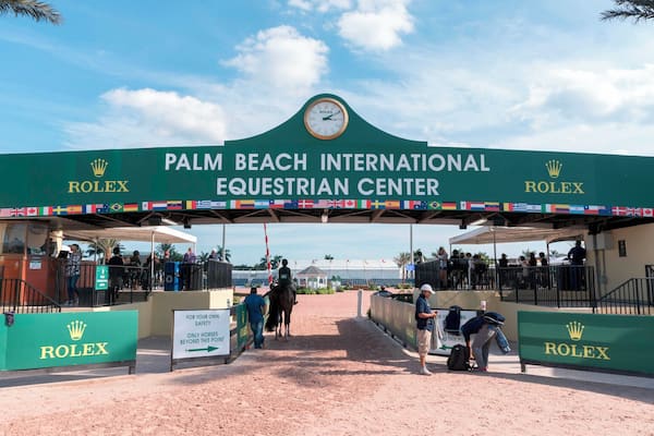 Eingang zum Palm Beach International Equestrian Center mit Flaggen und Rolex-Branding.