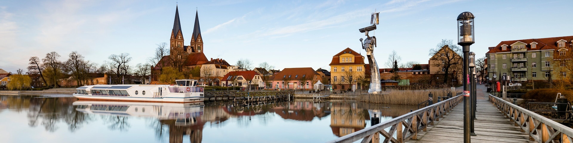 Neuruppin mit der Klosterkirche Sankt Trinitatis im Hintergrund