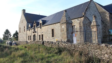 This building is indexed in the Base Mérimée, a database of architectural heritage maintained by the French Ministry of Culture, under the reference PA00110546 .