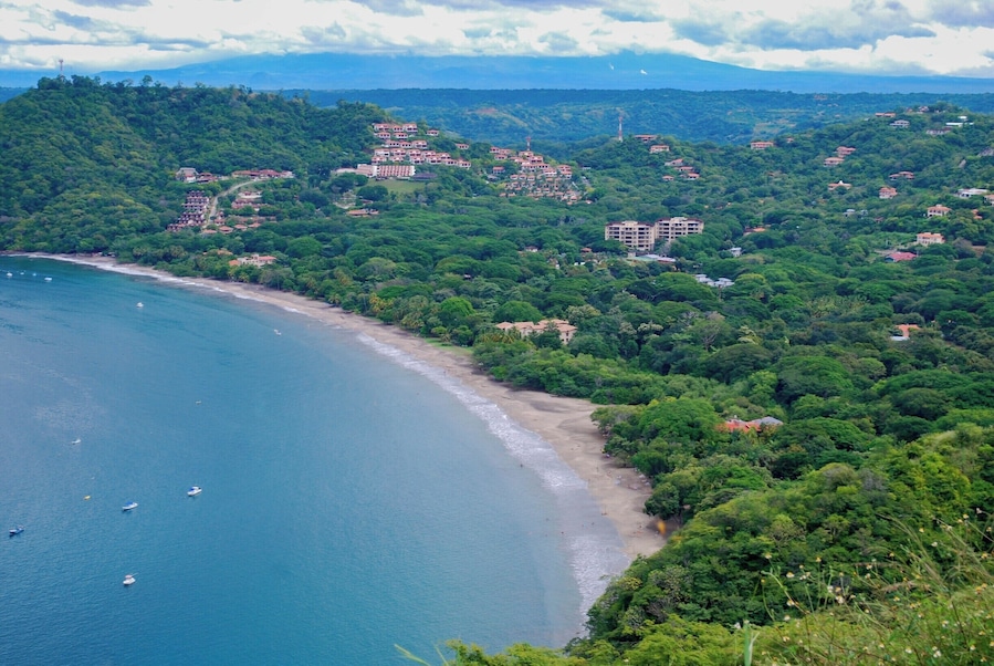 A birds eye view of the white sand beach of Playa Hermosa.
http://www.divebuddies4life.com/playa-del-coco-snorkeling-spots/