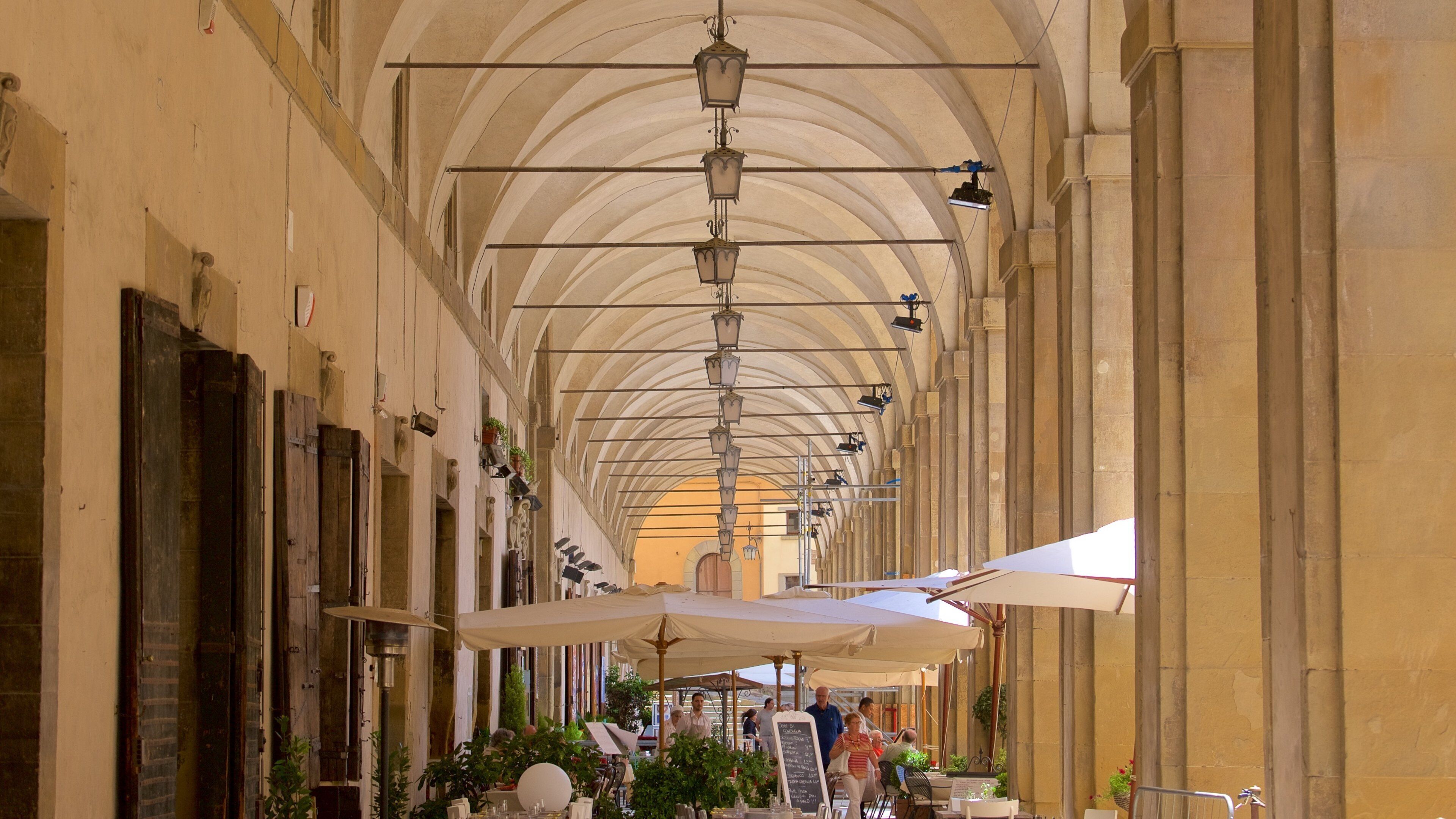 Arezzo showing interior views