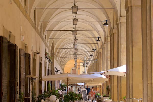 Arezzo ofreciendo vistas interiores