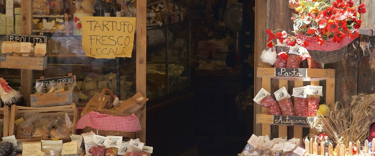 Arezzo showing signage and food