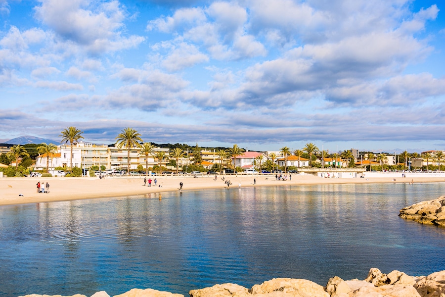 Vue sur la baie de Golfe-Juan depuis la plage de Vallauris en France