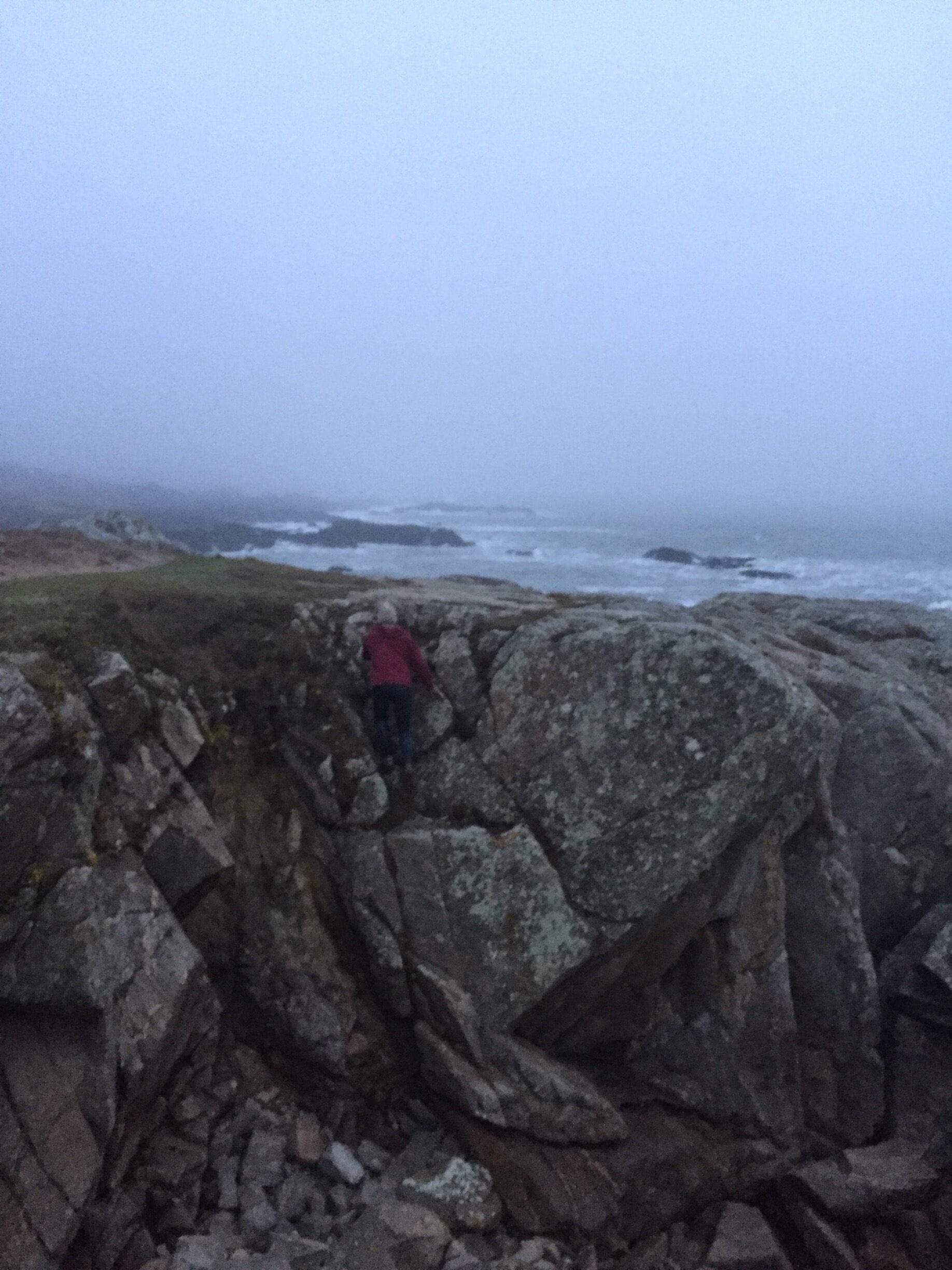 Hiding from the wind! What a delicious place to climb whatever the weather is! Nice sand from the other side ;) #beachbound 