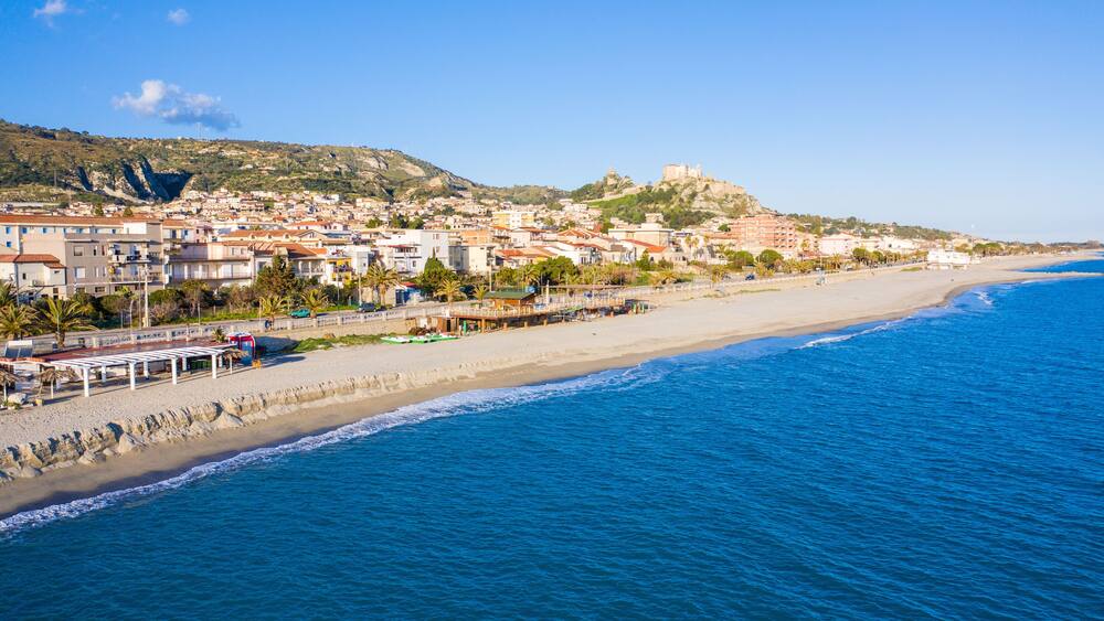 Roccella Jonica, vista aerea della città calabrese con il mare, la spiaggia e il castello.