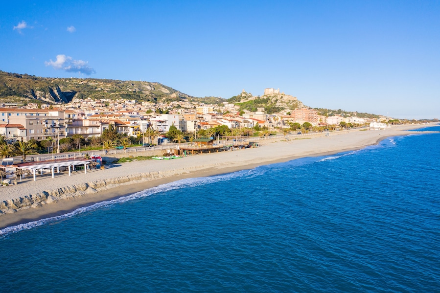 Roccella Jonica, vista aerea della città calabrese con il mare, la spiaggia e il castello.