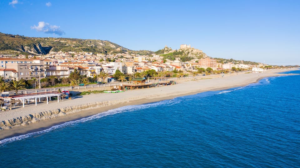 Roccella Jonica, vista aerea della città calabrese con il mare, la spiaggia e il castello.