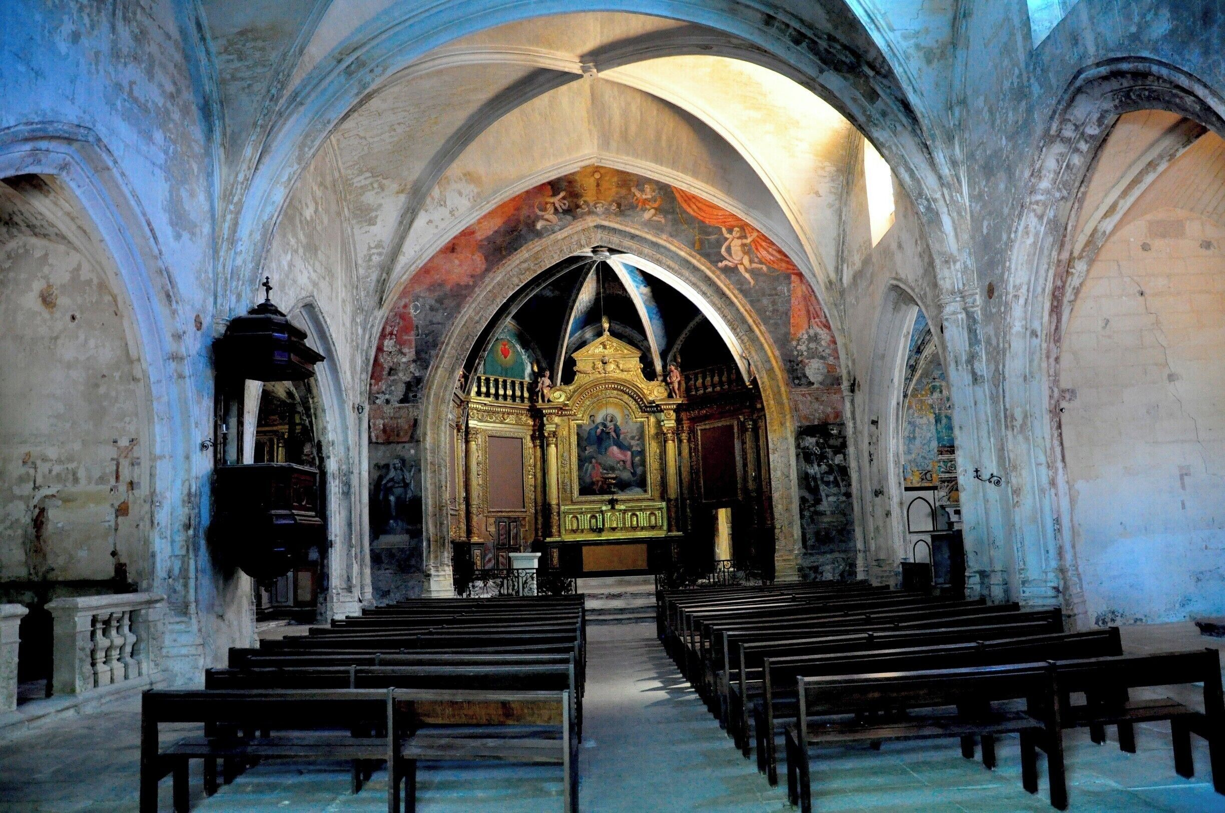 We visited Menerbes on market day, but could still find quiet spots to contemplate this lovely village and its views.