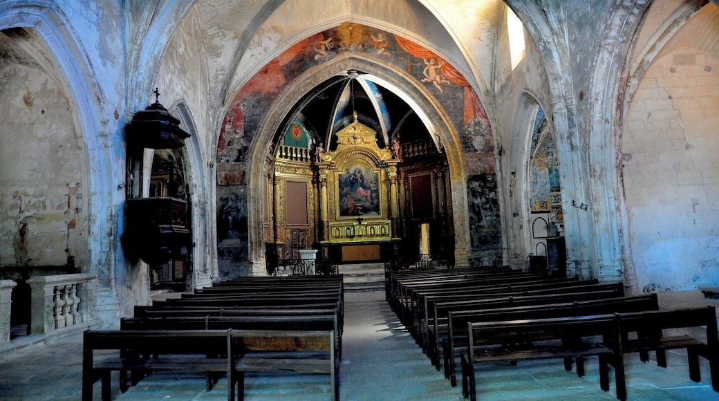 We visited Menerbes on market day, but could still find quiet spots to contemplate this lovely village and its views.