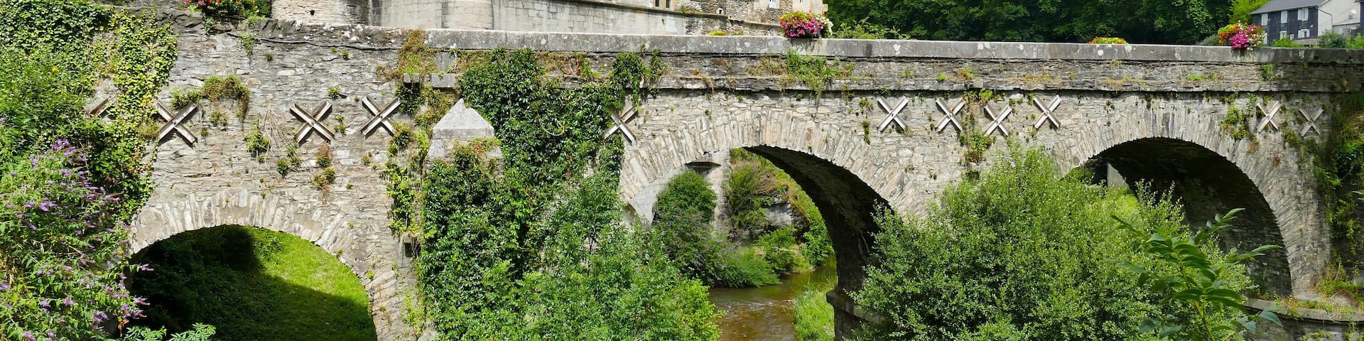 Le vieux pont devant le château du village de Lacaze