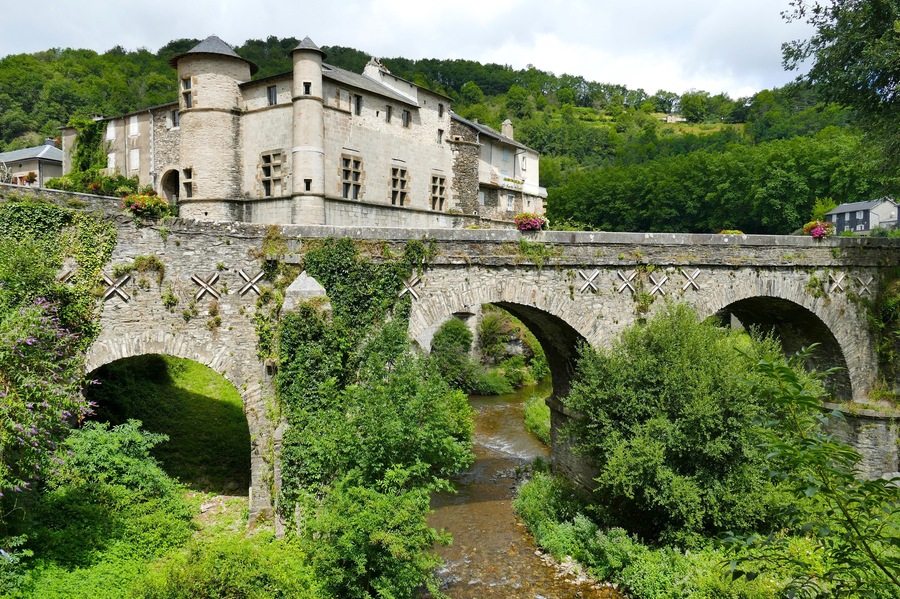 Le vieux pont devant le château du village de Lacaze