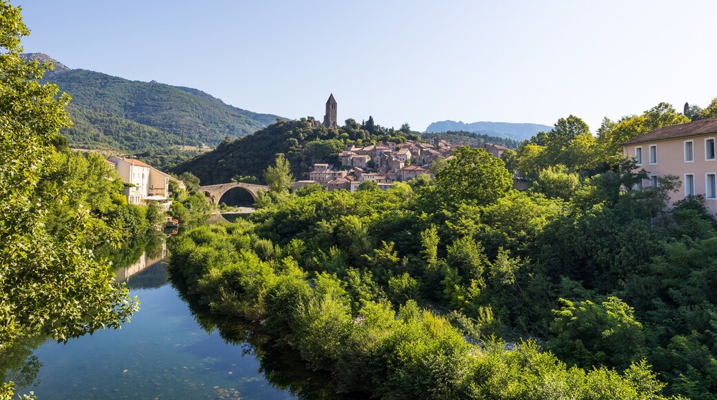 Vue ensoleillée sur le village médiéval d'Olargues dans le Parc naturel régional du Haut-Languedoc