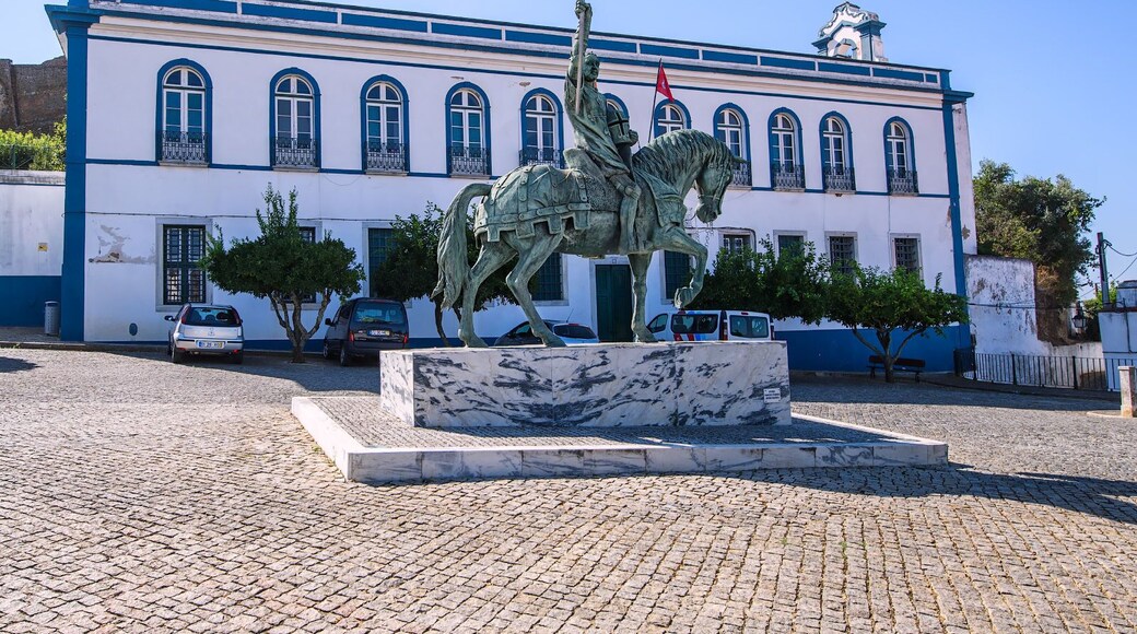 The statue of Nuno Alvarez Pereira is located in Portel in a small square in front of the castle entrance. Nuno is the legendary Portuguese hero who commanded the Portuguese army at the Battle of Aljubarrot, which ended in the defeat of the Castilians. This defeat made Juan I abandon claims to the Portuguese throne. In 1404, he donated his entire fortune to the Carmelite Monastery. After the death of his wife, he adjoins the Carmelite order and on August 15, 1423 he leaves for the monastery. There he lived until his death. The veneration of Nonia Alvarez-Pereira as a saint began immediately after his death. Among the people he was nicknamed the Holy Connable.