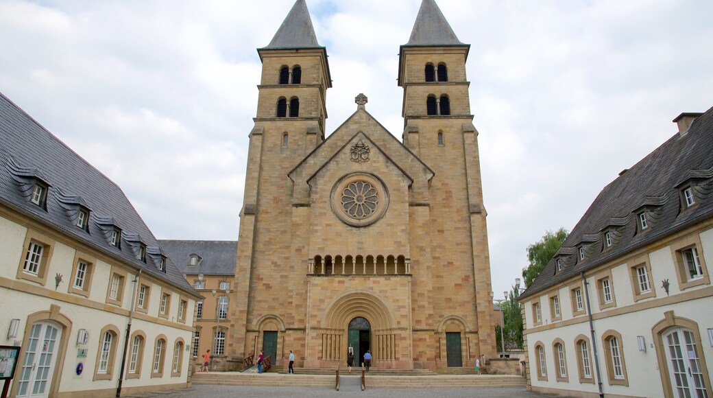 Echternach que inclui uma igreja ou catedral assim como um pequeno grupo de pessoas