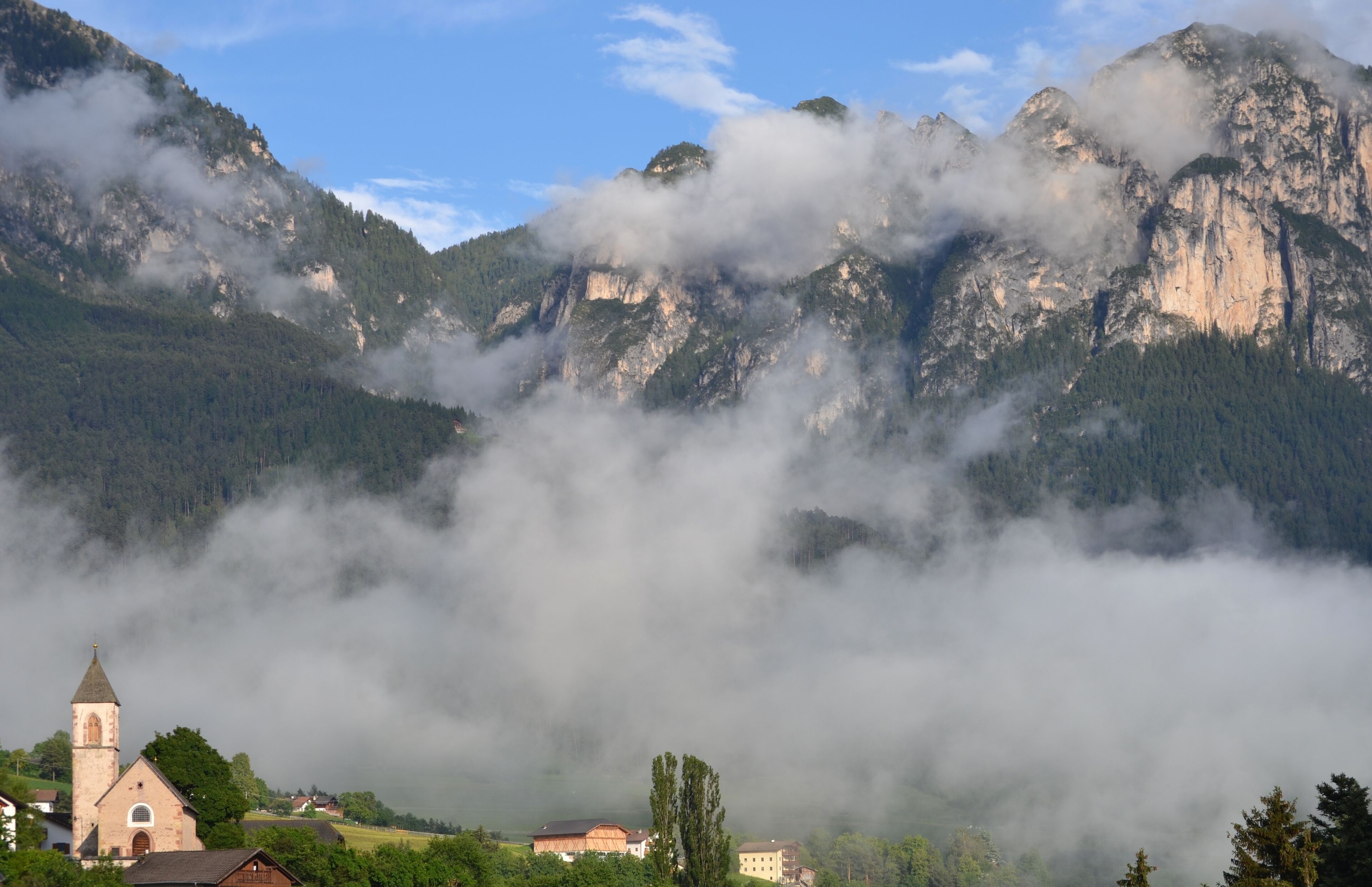 St. Margareth in Obervöls in Völs am Schlern and the Schlern mountain.