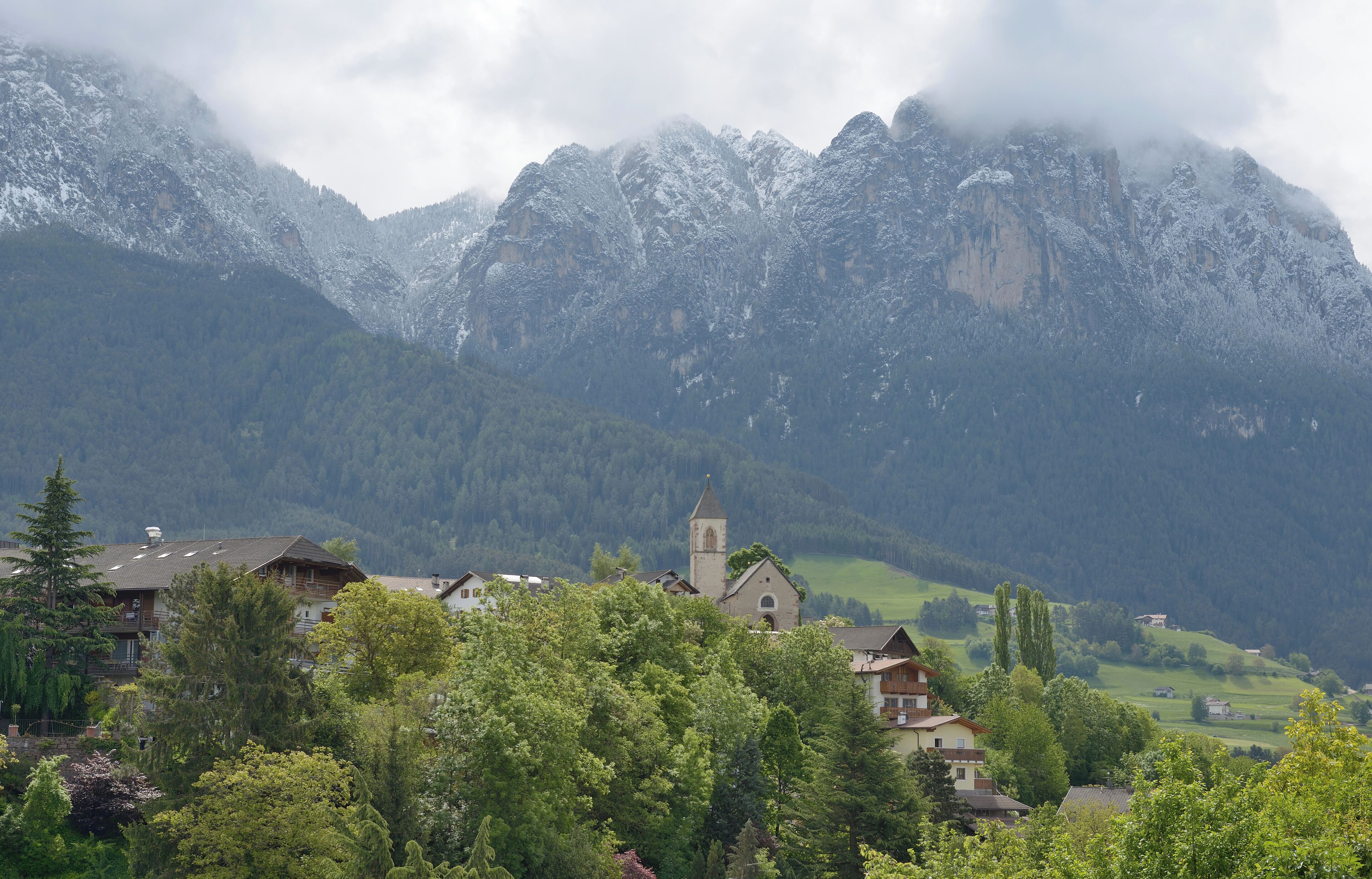 St. Margareth in Obervöls in Völs am Schlern and the Schlern mountain.