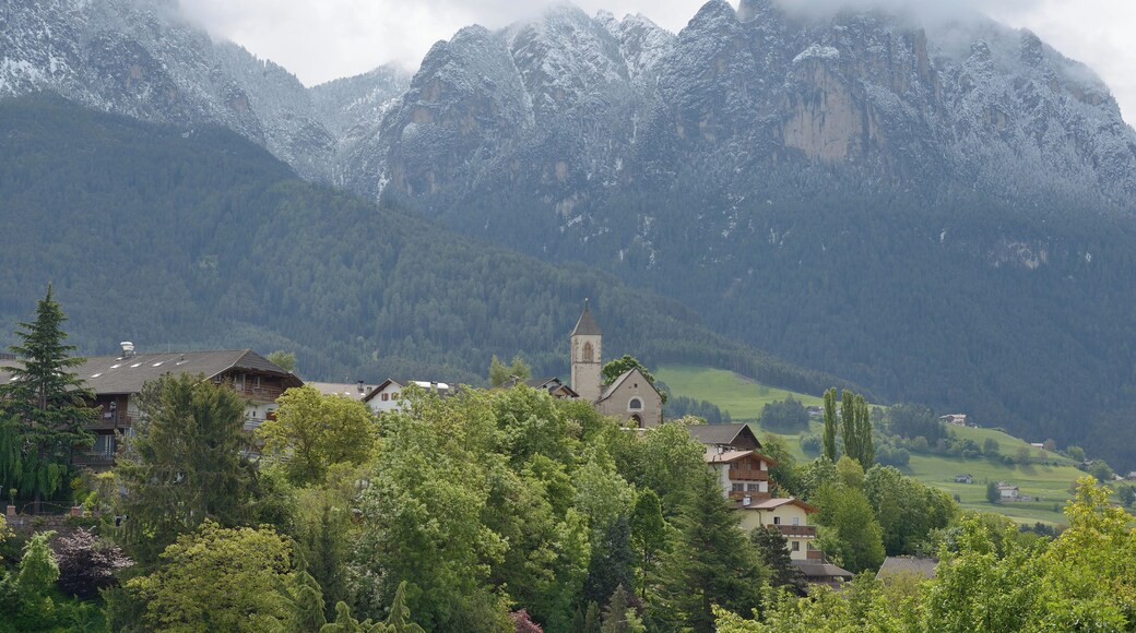 St. Margareth in Obervöls in Völs am Schlern and the Schlern mountain.