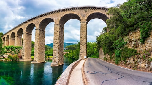 Pont-aqueduc de Galas (Galas Aqueduct Bridge) national historic monument over river Sorgue, Fontaine-de-Vaucluse, Provence, France. Pont-aqueduc de Galas over river Sorgue, Fontaine de Vaucluse.