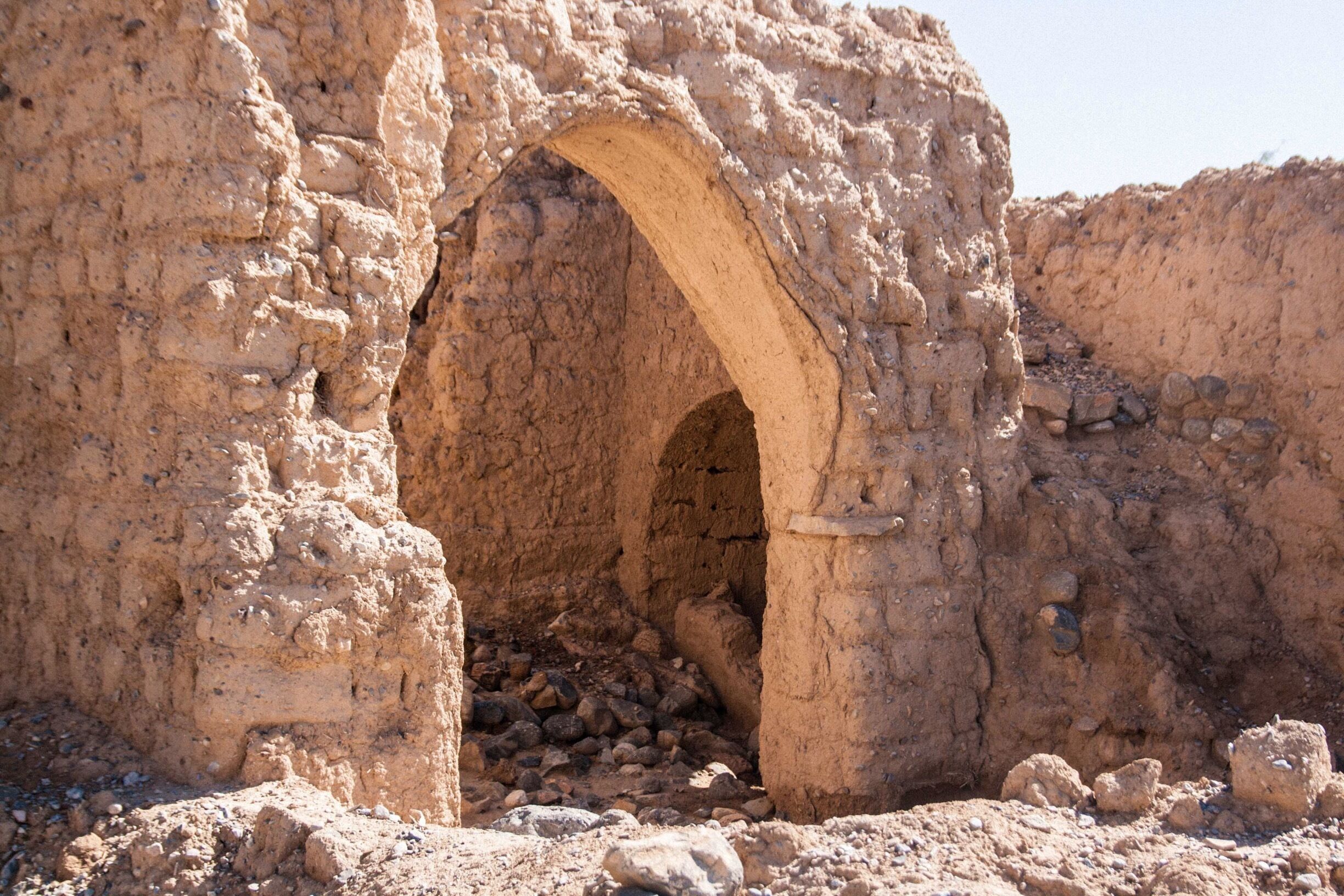 The #ruins of #Tanuf, #Oman 🇴🇲 are a strange combination of decimated #buildings with very crisp and clear details, including door frames and windows. It makes for quite a fascinating and #spooky place!
#Abandoned
#LifeAtExpedia
