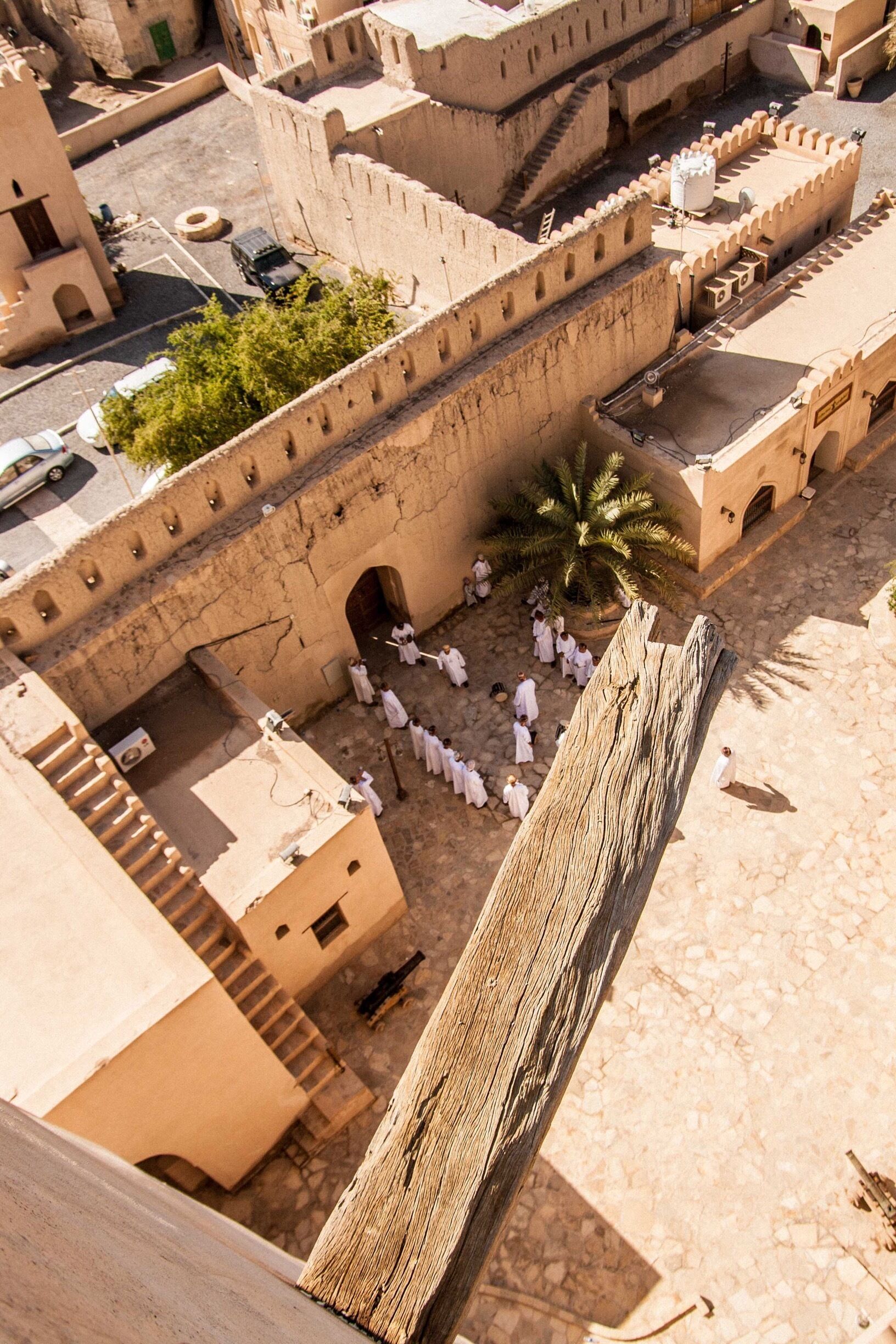 #Traditional scenes from the top of the walls of #Nizwa Fort in #Oman 🇴🇲. It’s one of the more interesting of the country’s 500 forts, castles and towers.
#LifeAtExpedia