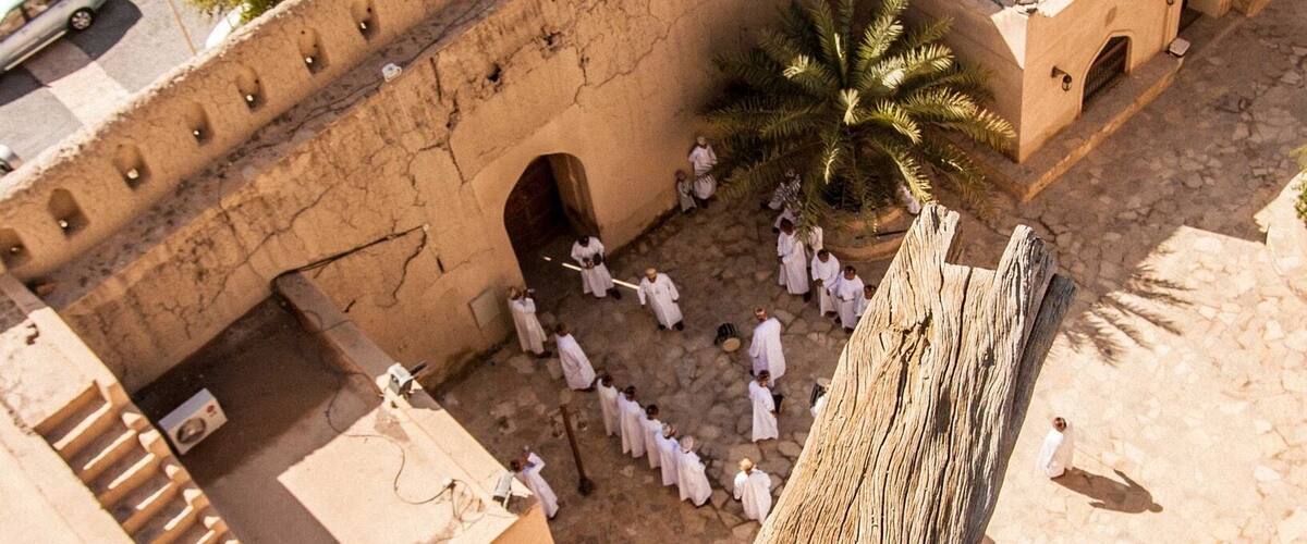 #Traditional scenes from the top of the walls of #Nizwa Fort in #Oman 🇴🇲. It’s one of the more interesting of the country’s 500 forts, castles and towers.
#LifeAtExpedia
