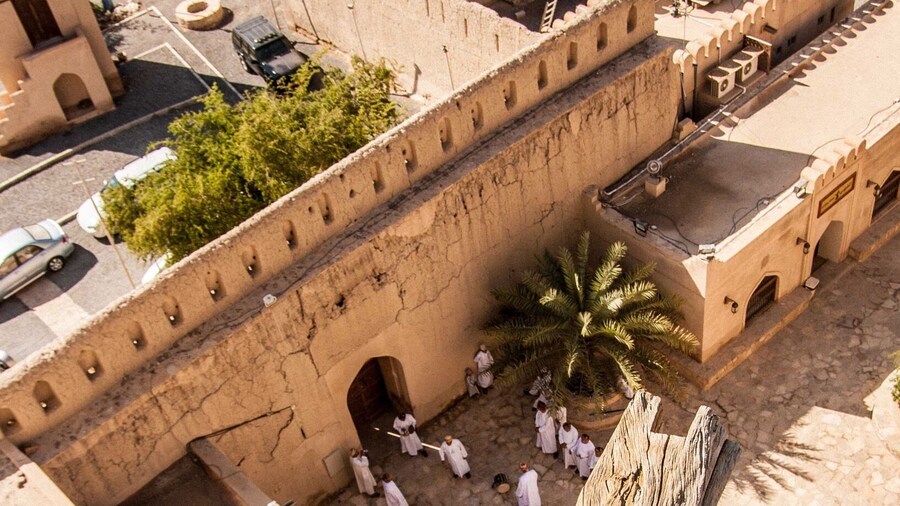 #Traditional scenes from the top of the walls of #Nizwa Fort in #Oman 🇴🇲. It’s one of the more interesting of the country’s 500 forts, castles and towers.
#LifeAtExpedia