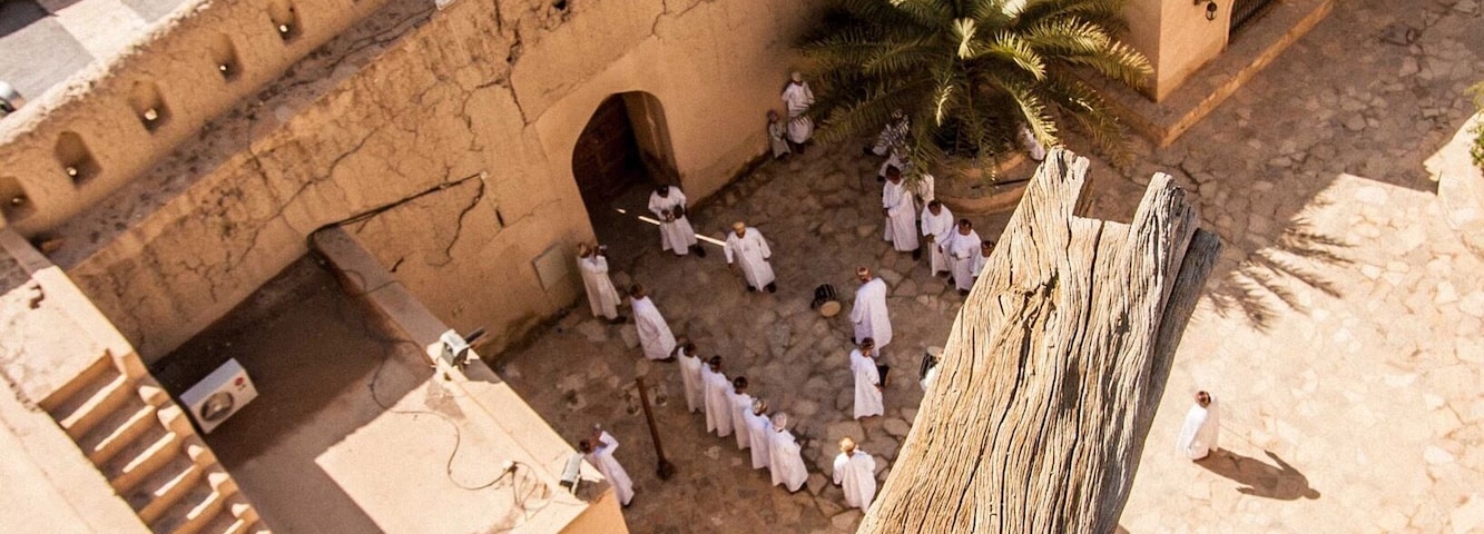 #Traditional scenes from the top of the walls of #Nizwa Fort in #Oman 🇴🇲. It’s one of the more interesting of the country’s 500 forts, castles and towers.
#LifeAtExpedia
