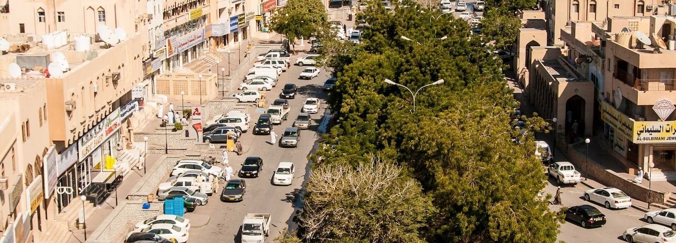 The bustle of #downtown #Nizwa, #Oman 🇴🇲, as shot from the walls of the city’s ancient #fort.
#LifeAtExpedia