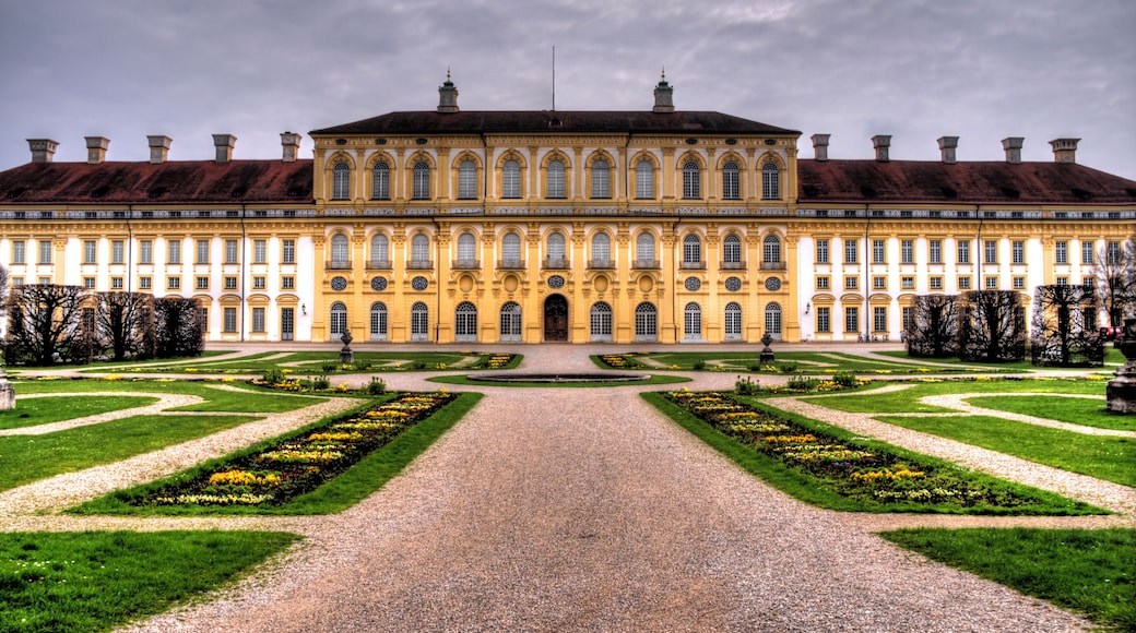 Die gesamte Anlage besteht aus 3 Schlössern mehreren Nebenbauten die in einem fast 1500 Meter langen Schlosspark symmetrisch angeordnet sind. Die Wurzel der Anlage liegen in einer Schweige, die Herzog Wilhelm V 1597 gekauft hatte. Ab 1598 ließ er dort ein Herrenhaus errichten. Sein Sohn, Herzog Maximilian I ließ an dessen Stellen ein Schloss errichten. (Das alte Schloss). Der Enkel dieses Herzogs, Max Emanuel baute anlässlich seiner Hochzeit 1688 in etwa 1000 Meter Entfernung das Schloss Lustheim. Da er 10 Jahre später erwartete, deutscher Kaiser zu werden ließ er ab 1701 das neue Schloss entwerfen. Als Vorbild dient das Schloss von Versailles. Da die Finanzlage der Wittelsbacher wie fast immer angespannt war und es mit dem Kaisertitel nichts wurde, baute man nur den Ostteil des Schlosses, das heutige neue Schloss. Ausser dem 'Großer Garten' in Hannover ist der Oberschleißheimer Schlossgarten der einzig in seiner Grundstruktur noch bestehende Barockgarten Deutschlands. The root of the plant are in a estate that had bought Duke Wilhelm V 1597. From 1598, he had built a mansion there. His son, Duke Maximilian I had a palace built at the sites. (The old castle). The grandson of this Duke Max Emanuel built for his wedding in 1688 about 1000 meters, the castle Lustheim. As he waited 10 years later to become German Emperor he let designing a new castle. As the financial situation of the Wittelsbach was tense as almost always, and it was nothing with the title of emperor, they built only the eastern part of the castle, now called the new castle. Apart from the 'Großer Garten' in Hanover Oberschleißheimer Castle Garden is the only one of its basic structure still existing Baroque garden in Germany.