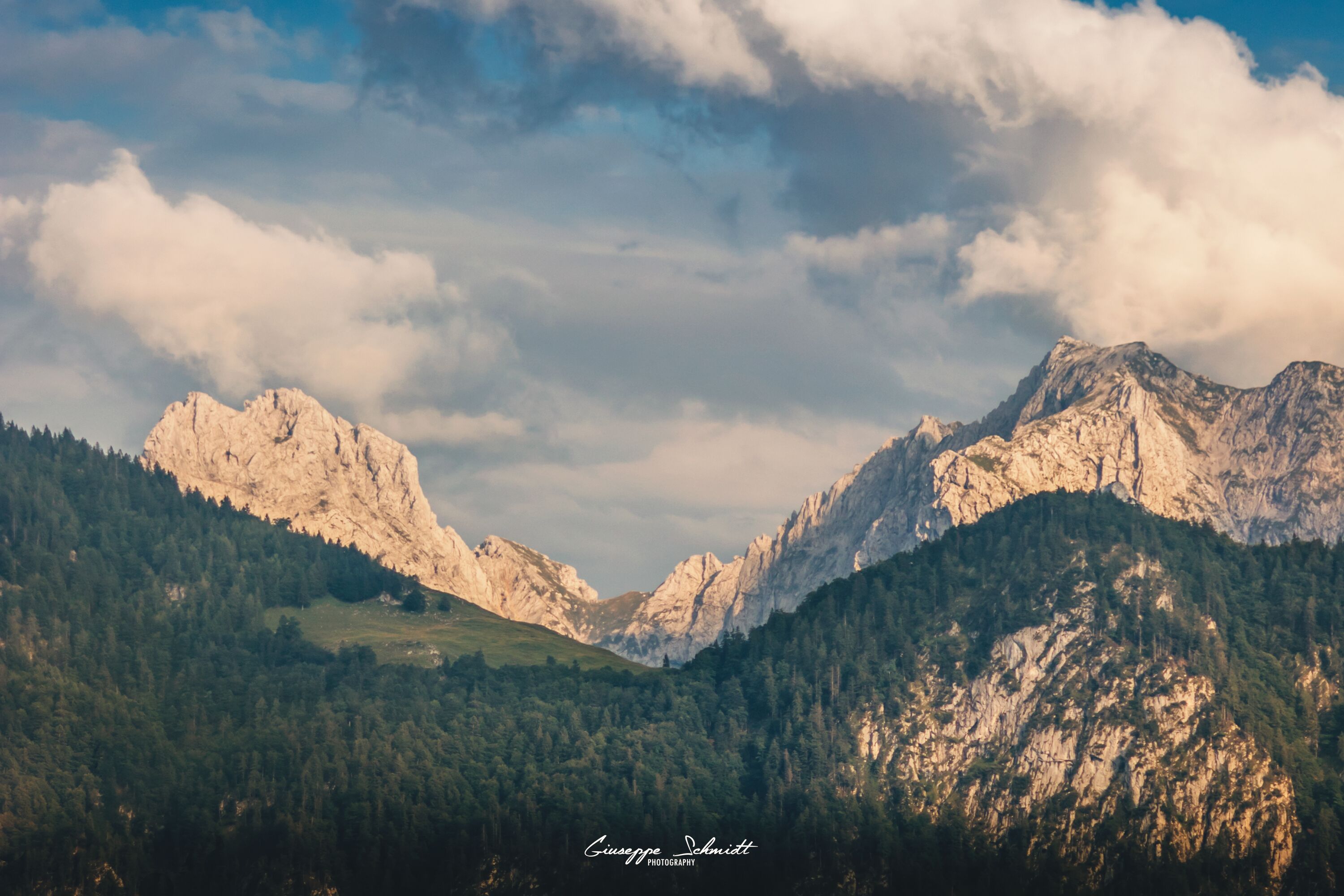 Reached the top of the ruin you will get a great view onto the "Kaiser Mountains". Lamas and goats are also there.