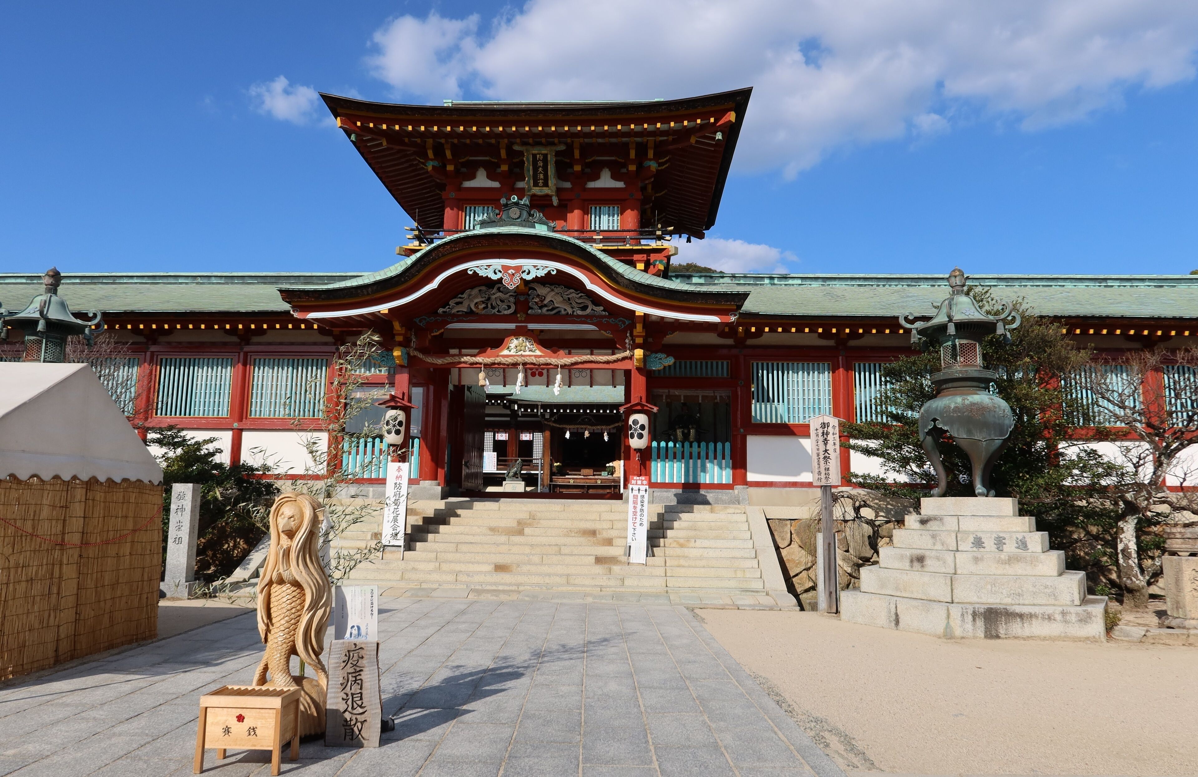 Ro-mon Gate in the precincts of Hofu-tenmangu Shrine in Hofu City in Yamaguchi Prefecture in Japan 日本の山口県防府市にある防府天満宮の境内の楼門 