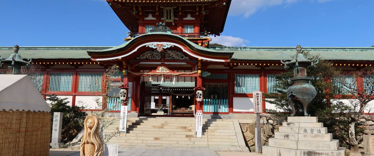 Ro-mon Gate in the precincts of Hofu-tenmangu Shrine in Hofu City in Yamaguchi Prefecture in Japan 日本の山口県防府市にある防府天満宮の境内の楼門