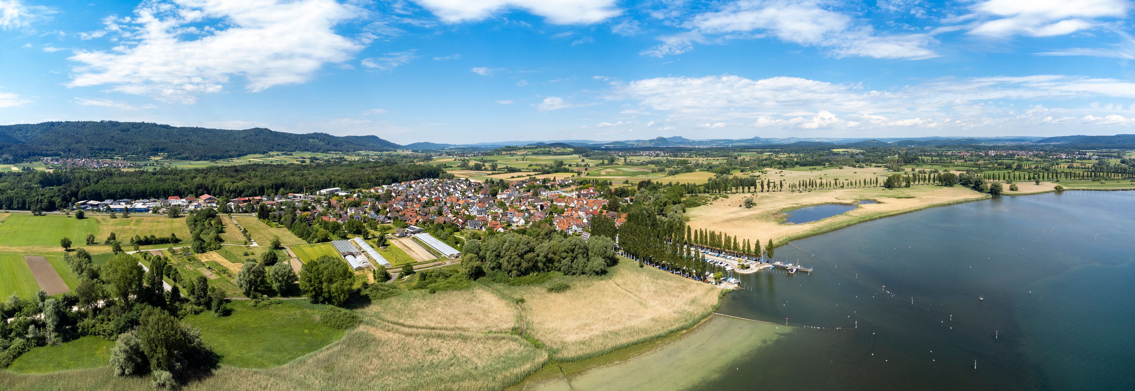 Die Bodenseegemeinde Moos, am Horizont die Hegauberge