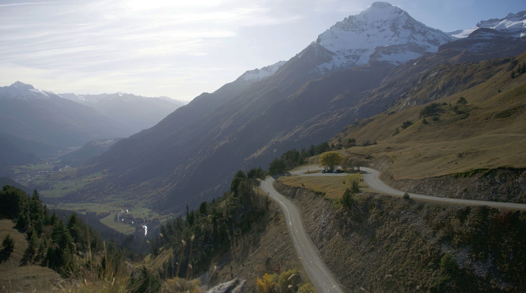 Parking de Coëtet (2 059 m), voie d'accÚs au refuge du Lac Blanc (Praz Bouchet). La vallée de la Haute Maurienne avec les villages de Termignon et Sollieres et la dent Parrachée (3 697 m) au second plan en automne
