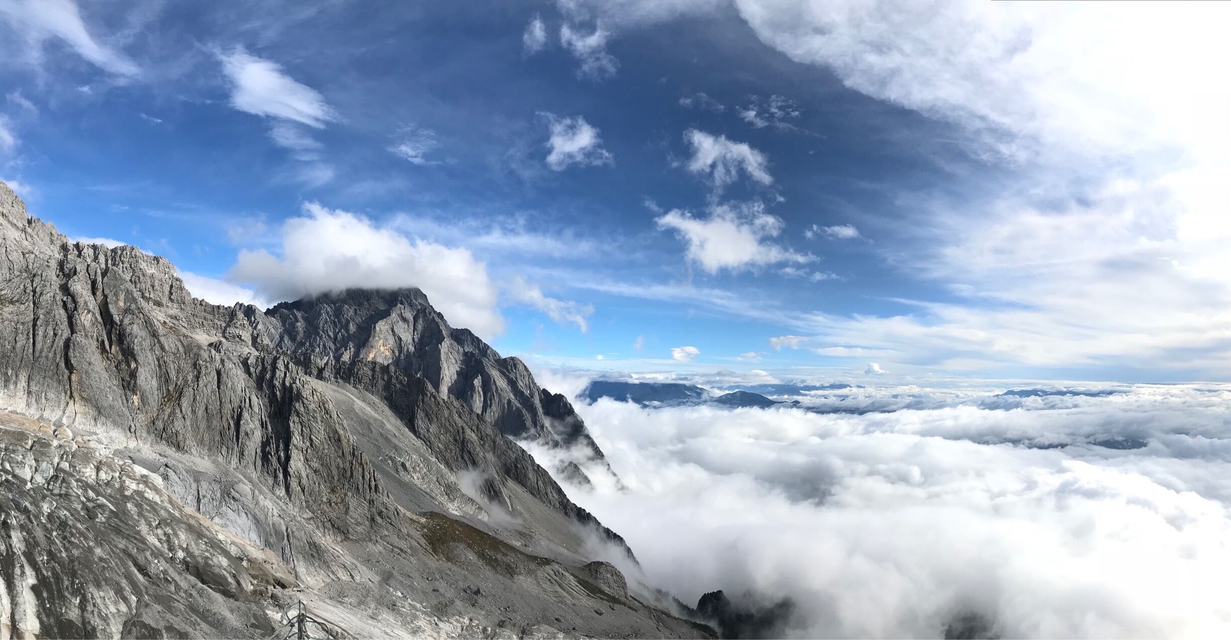 The majestic Jade Dragon Snow Mountain and the sea of clouds that are simply breathtaking! Standing tall at 4506m, it is definitely not an easy feat to come see this mountain and combat altitude sickness. A travel memory worth to remember for life! #jadedragonsnowmountain #clouds #mountain #china #lijiang #nature #landscape #中国 #丽江 #玉龙雪山 #yagizaneophotography #sonya7iii #greatoutdoors