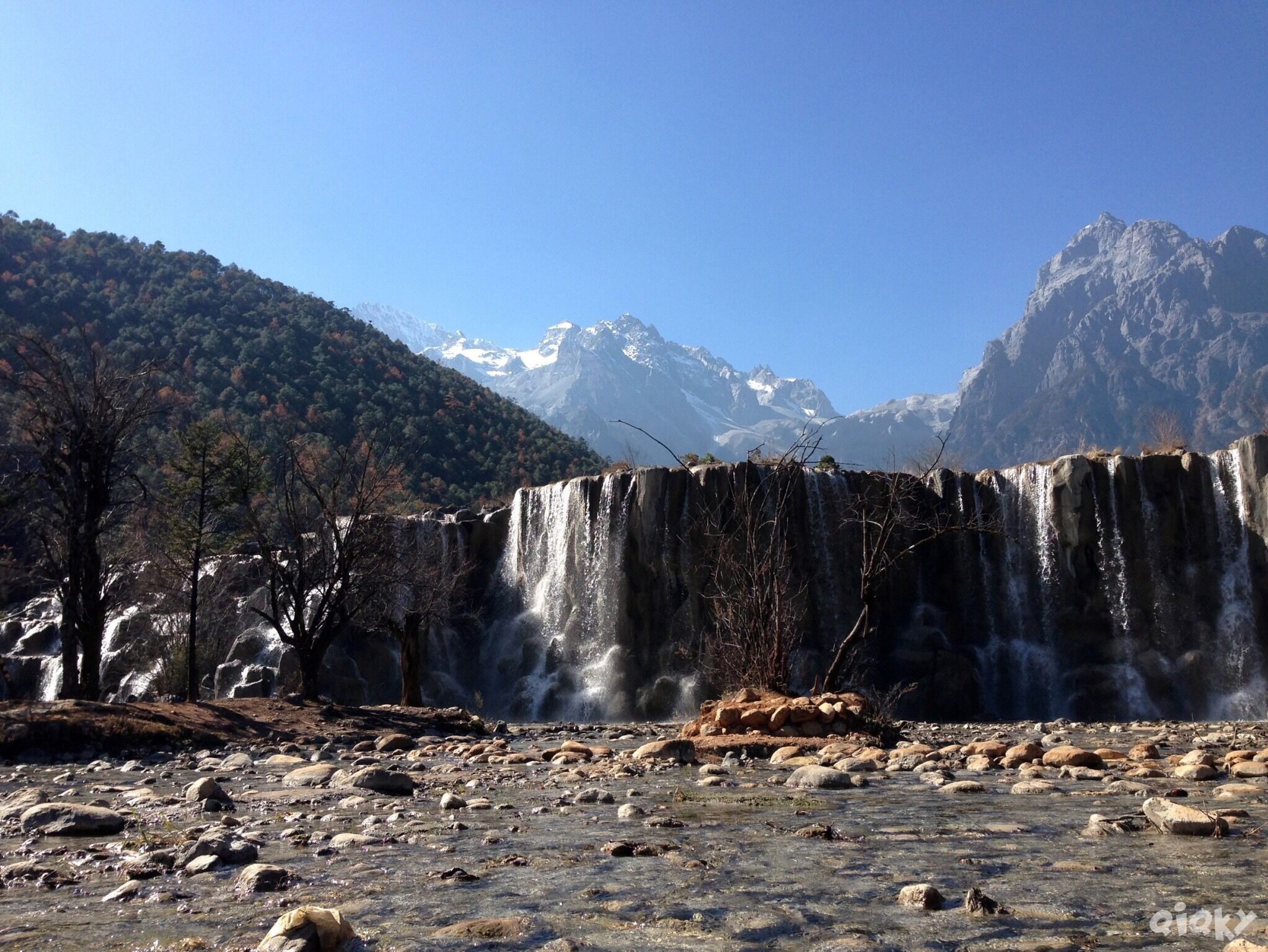Blue Moon Valley actually is an extremely blue river meandering through a lush valley of Jade Dragon Snow Mountain. Seen from a distance, it resembles a blue crescent moon inlaid at the foot of the mountain. That's how the place got its beautiful name. Blue Moon Valley, Lijiang, China #Trovember #BlueMoonValley #Lijiang #China