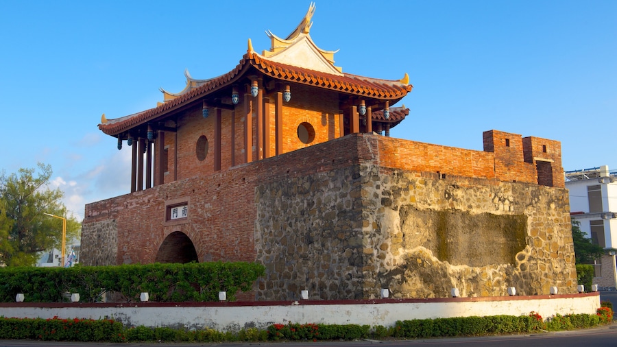 Hengchun which includes heritage elements and a temple or place of worship