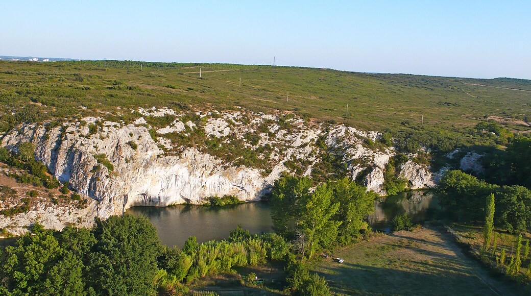 Photo aérienne Vidourle Roque d'Aubais falaises calcaires pays de Lunel vallée du Vidourle Languedoc Roussillon Hérault France paysage garrigue et fleuve côtier Artenseo