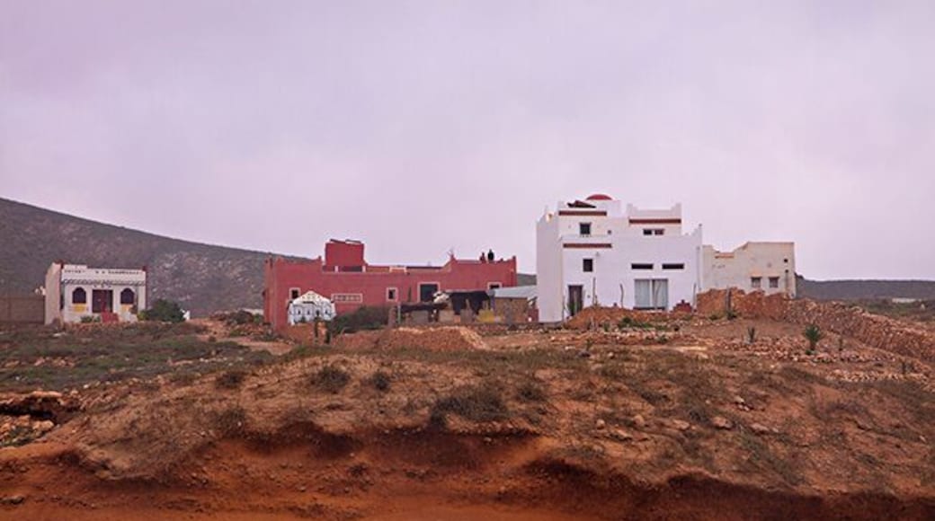 Le Chant du Chamea is situated about 20 km south of Tiznit. A beautiful garden on the beach and realy great food. Its not luxurious, but its charming and comfortable, we recommend it.