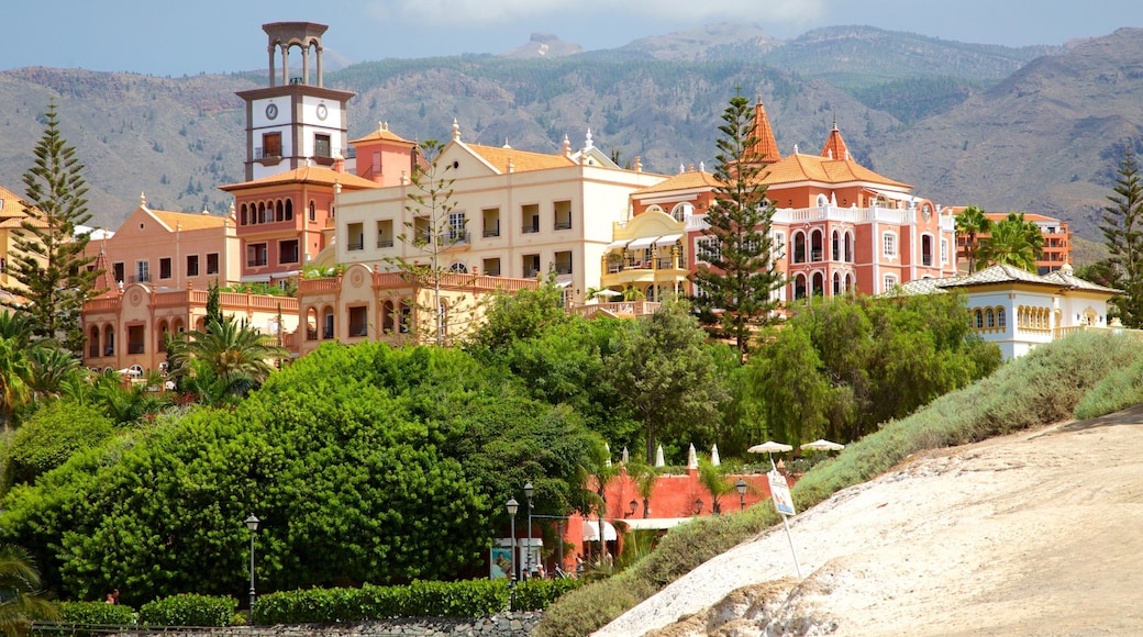 Playa del Duque trong đó bao gồm thành phố và bãi biển